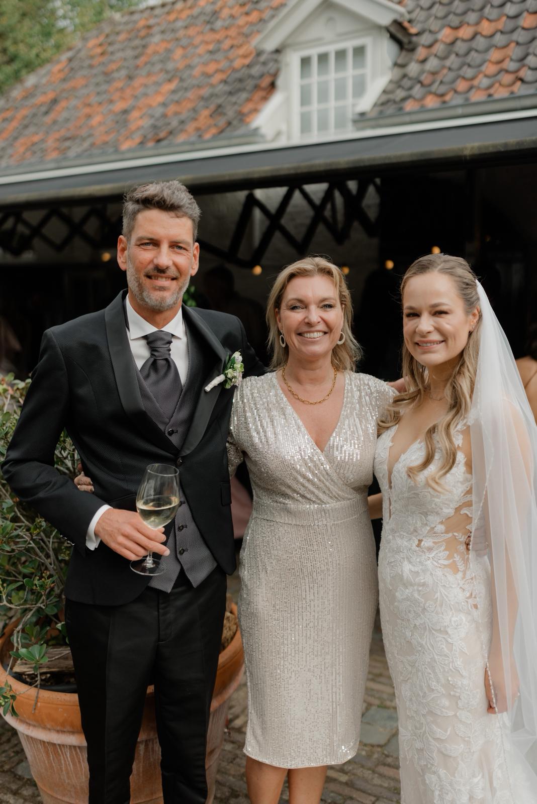 Janka met bruidspaar Manon en Edward