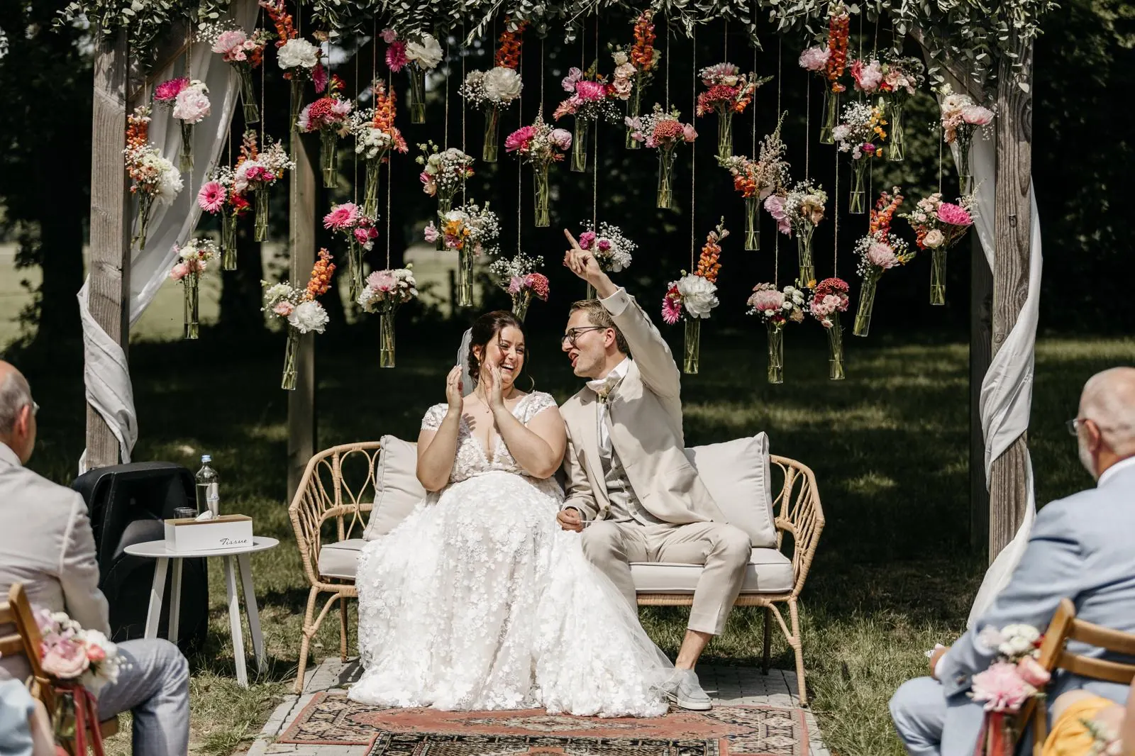 Ceremonie onder bloemenboog
