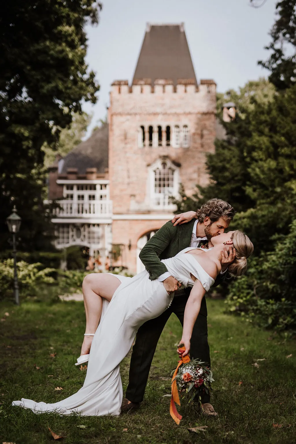 Bruidspaar kust — dip bij kasteel